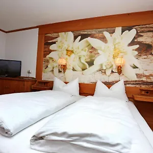 Hotel Lustiger Hirsch, Akams